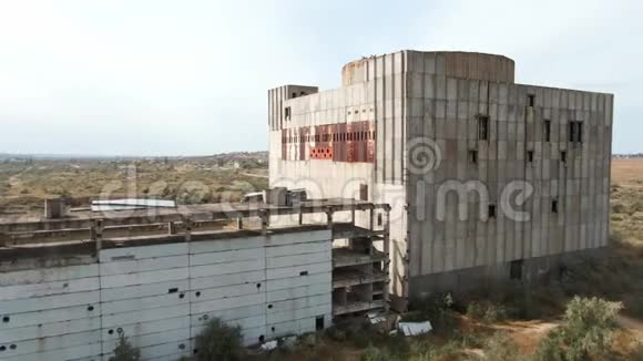 2019年8月8日在锡尔基诺市附近的一座废弃的苏联原子能发电站视频的预览图