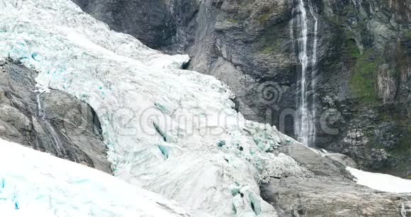 挪威Jostedalsbreen国家公园近距离观看融化的冰雪博雅碧冰川上的小瀑布视频的预览图