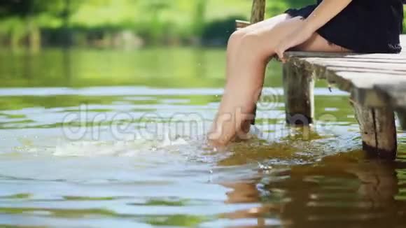 那个女孩腿在池塘里溅起水花视频的预览图