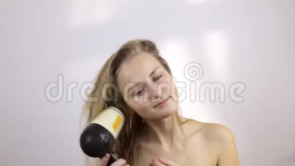 女人用吹风机把湿头发擦干视频的预览图