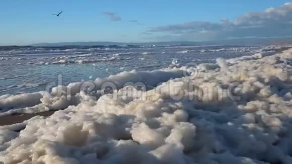 海滩上的海浪和海泡沫就在附近视频的预览图