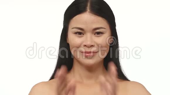 美丽的东方女人在白色的背景上鞠躬视频的预览图