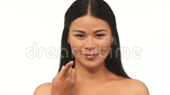 女食指尖上的隐形眼镜视频的预览图