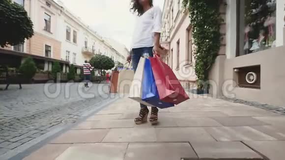 城里有购物袋的开朗女人慢动作基本观点视频的预览图