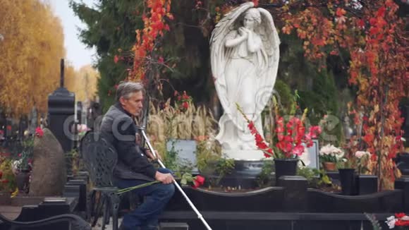 坐在墓地里的一个有攻击性的老人视频的预览图