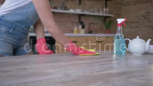 春季清洁家庭主妇用抹布和瓶子厨房用喷洒擦桌清洗视频的预览图