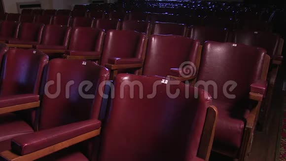 旧的和红色的电影院椅子视频的预览图