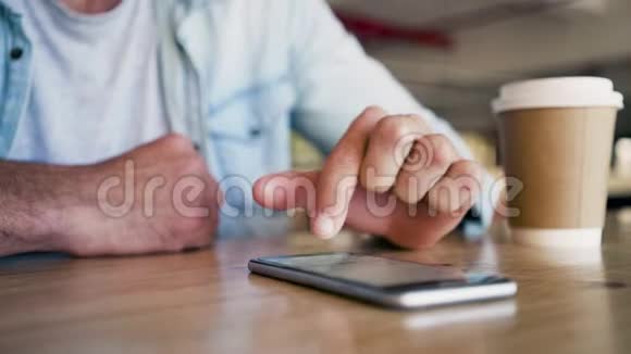 使用手机的人手放在桌子上视频的预览图