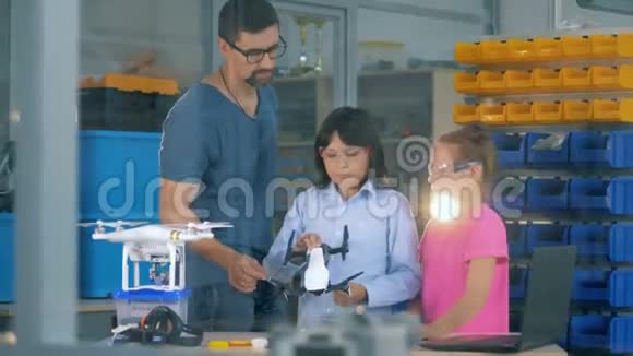 工程师和两个scgool儿童重新组装一个四架直升机教育理念的创新视频的预览图