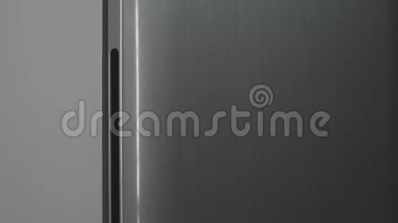 灰色冰箱装满食物有开门和关门视频的预览图