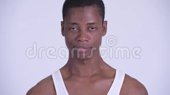 接受采访的年轻英俊的非洲男人的脸视频的预览图