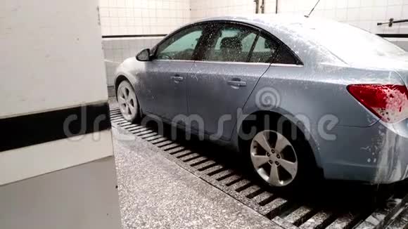 洗车处的车上满是白色泡沫视频的预览图