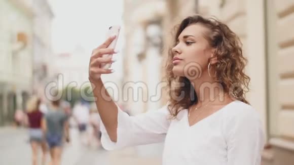 女人用智能手机制作古城的照片关门视频的预览图