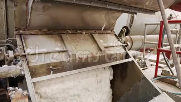 在一台大型工业轧棉机内流动的干净棉花视频的预览图