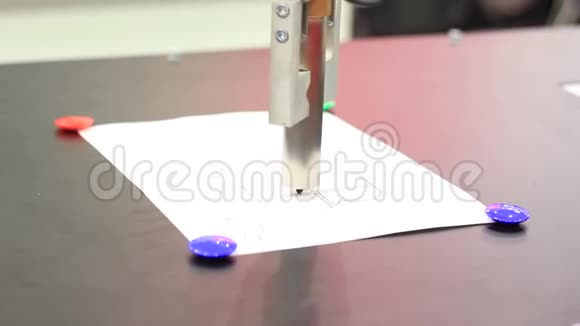 用金属尖铅笔的专用机器自动画线机器人技术图纸视频的预览图