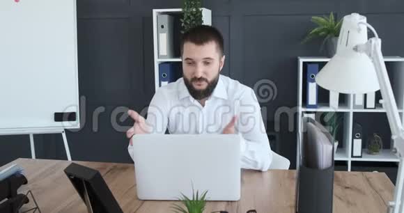 商务人员使用笔记本电脑进行视频会议视频的预览图