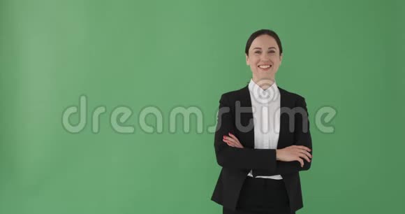 女商人指着绿色背景视频的预览图