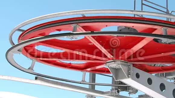 旋转红色滑轮轮或滑轮视频的预览图