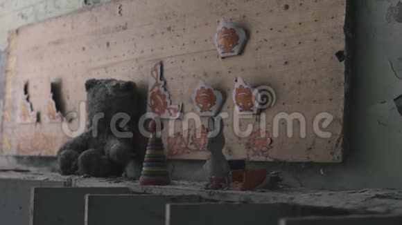 在乌克兰普里皮亚特的切尔诺贝利废弃公寓的书架上放置儿童玩具视频的预览图