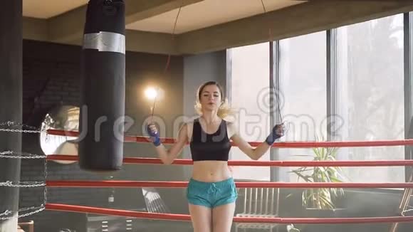 高加索女拳击手在体育馆跳跳绳视频的预览图