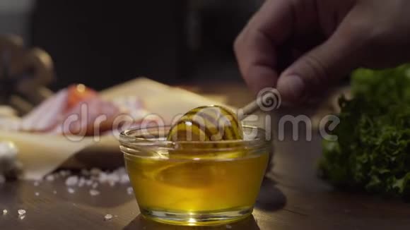 厨师蘸木蜂蜜用液体蜂蜜粘在玻璃碗上用蜂蜜烹饪用天然蜂蜜做甜食视频的预览图