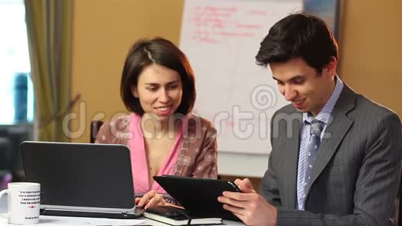 商务男士女士在工作会议上微笑办公室讨论视频的预览图