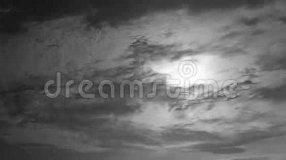 月亮和云彩视频的预览图