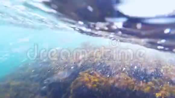 海浪在海面和海水下产生的气泡视频的预览图