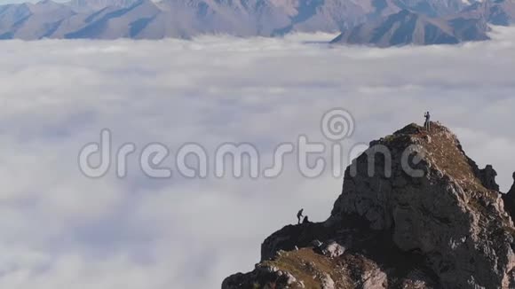 游客的史诗般的空中镜头站在山顶为美丽的景色拍照享受着美丽的景色视频的预览图