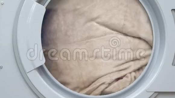 烘干洗衣服关闭干燥机工业洗衣机的特写烘干机均匀转动视频的预览图