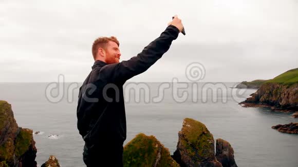 男子从悬崖4k手机自拍视频的预览图