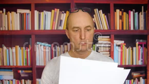 商业人士阅读纸质文件视频的预览图