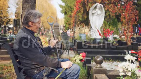 墓地里的一位老人沉重地叹息视频的预览图