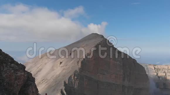 山顶登山者的空中射击慢动作视频的预览图