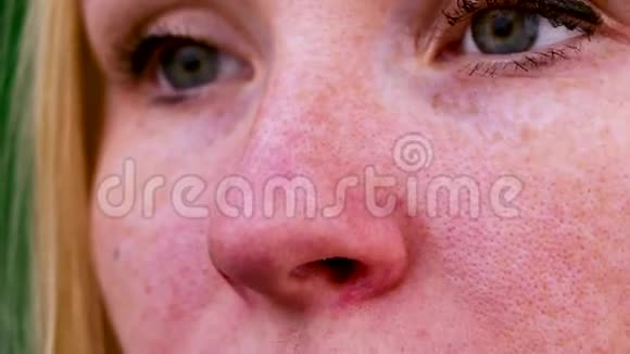 在一个年轻迷人的女孩的鼻子上毛细网格处理理念脸上的痘痘医生检查视频的预览图
