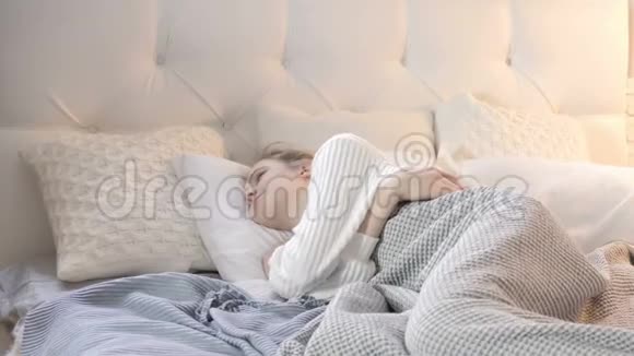 卧床不起的反痛睡眠妇女视频的预览图