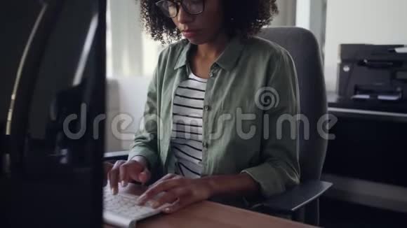 年轻的女商人在键盘上打字视频的预览图