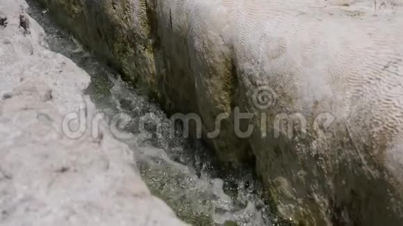 透明的快速水流顺着滑槽顺着山流而下视频的预览图