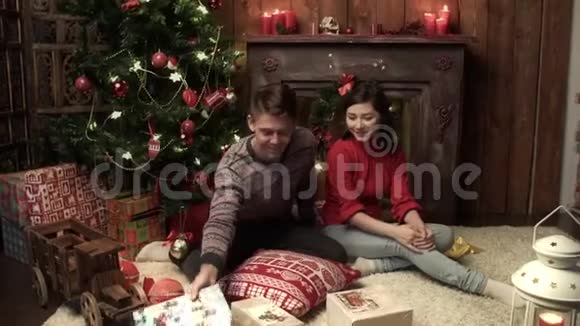 快乐的一对夫妇在家收拾礼物关系家庭圣诞节新年节日自负视频的预览图