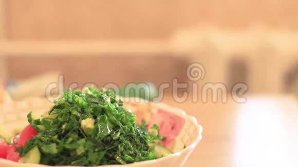 女人手特写混合蔬菜沙拉视频的预览图