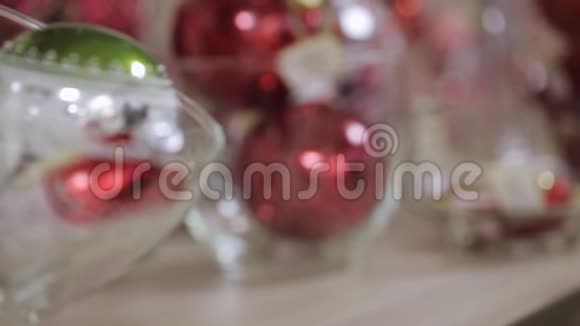 卖家在商店里放圣诞装饰品的柜台上视频的预览图