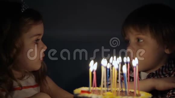 孩子们在生日时许愿视频的预览图