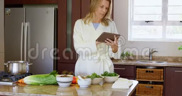 厨房4k数码平板电脑的女性食谱视频的预览图