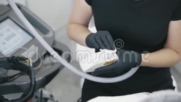 医护人员在治疗前手套消毒设备视频的预览图
