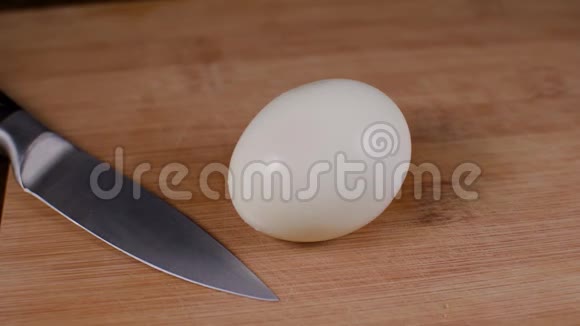 人手拿刀切煮蛋木板视频的预览图