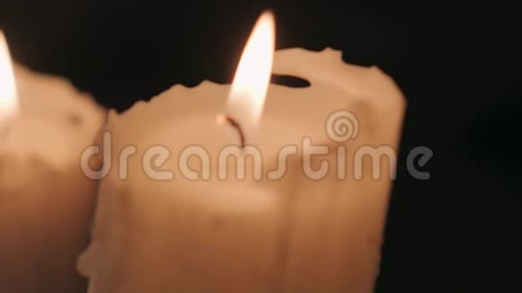 蜡烛放在灰色房间里的烛台上视频的预览图