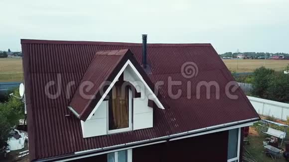 豪华别墅的鸟瞰图在空场附近的别墅定居点有红色屋顶供夏季建造未来建筑视频的预览图