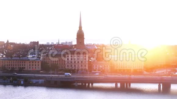 日出期间瑞典斯德哥尔摩GamlaStan的鸟瞰景观和地标视频的预览图