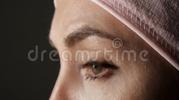 化妆前的年轻白种人女性面部特写女人眼睛向前看眨着眼睛视频的预览图