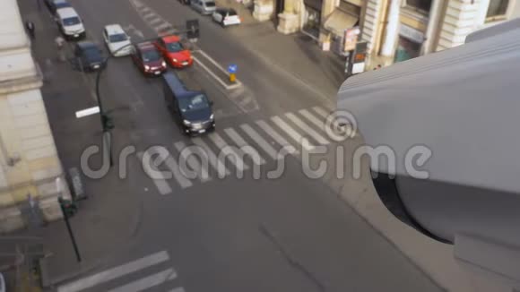红绿灯路口的监控摄像头视频的预览图